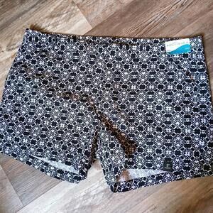 Boutique Womens 22W Midi White & Black Print Casual Shorts 5in Inseam NWT Beach
